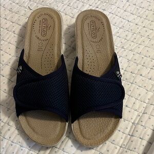 Flyflot slip on sandals